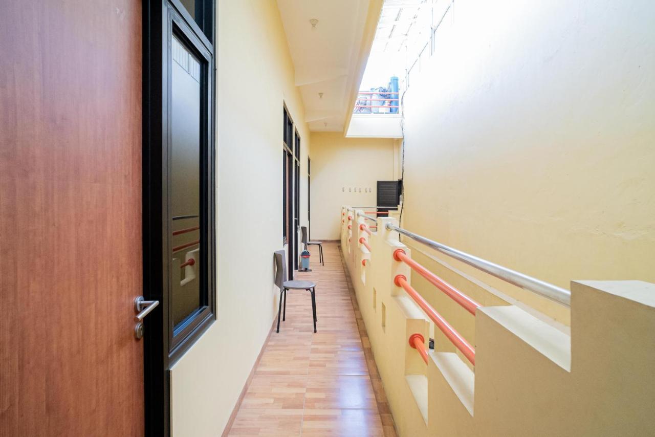 Reddoorz Syariah Near Jembatan Merah Plaza Krembangan Экстерьер фото
